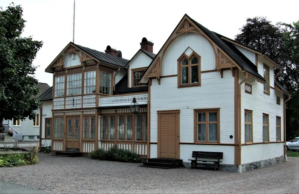 Bröderna Karlssons köpmansgård, trähus uppfört 1902. Idag byggnadsminne.