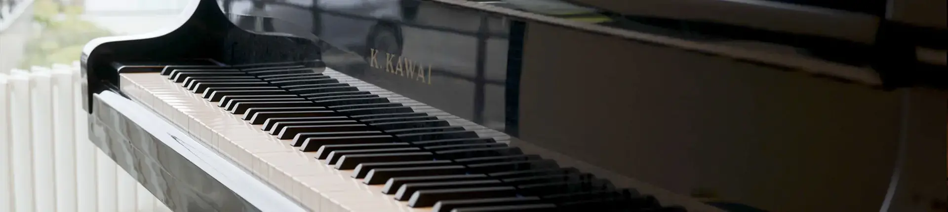 Svart piano.