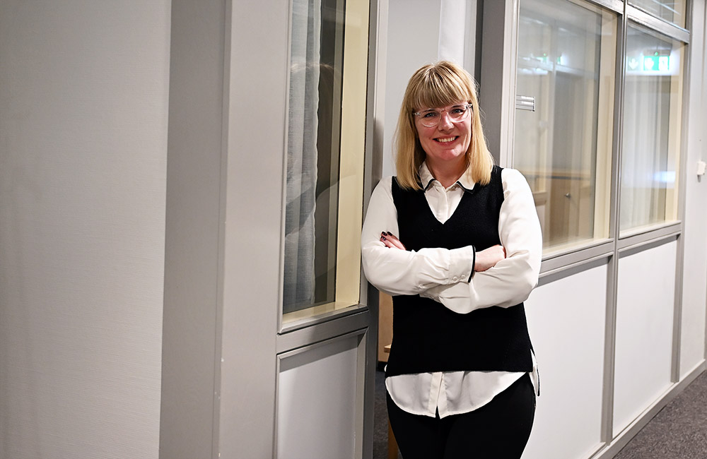 Åsa Svan står i en korridor.